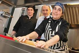Andrea Sala, impareggiabile anima del rinnovato locale La Botte di Piazza Modena a Sampierdarena e la moglie Cristina, chef al posto di comando in cucina. 